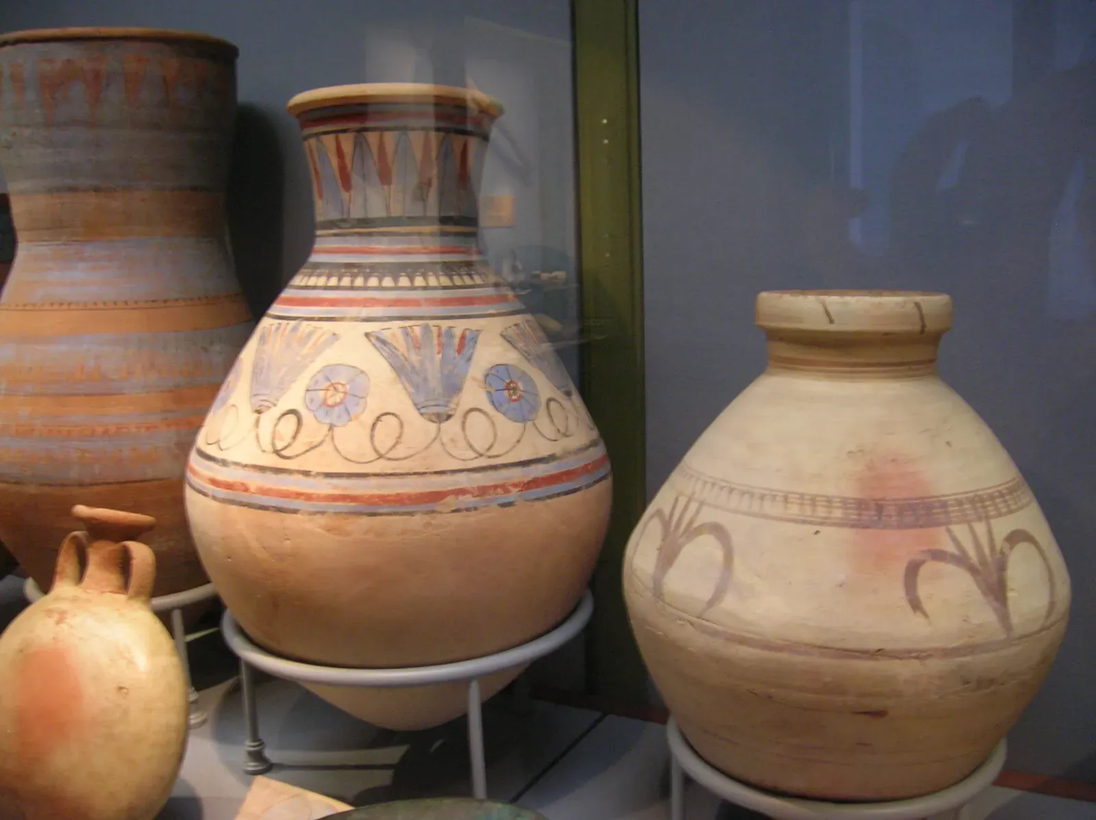 Clues Frozen in Time: Pottery, Jewelry, and Animal Bones (By Alensha, CC BY-SA 3.0)