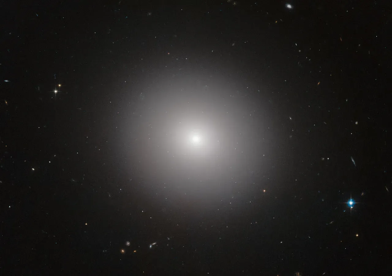 4. The Puzzle of Ultra‑Massive Galaxies That “Die” Young (Elliptical galaxy IC 2006, CC BY 2.0)