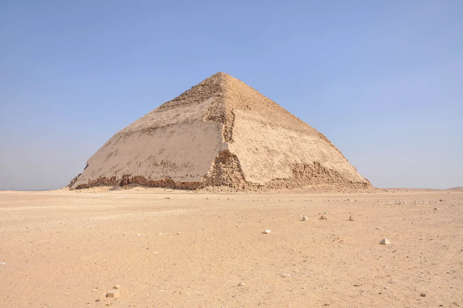 #4 - The Meandering, Multi-Axis Joints at the Bent Pyramid (Bent Pyramid featuring the original polished limestone outer casing that the pyramids used to have, CC BY 2.0)