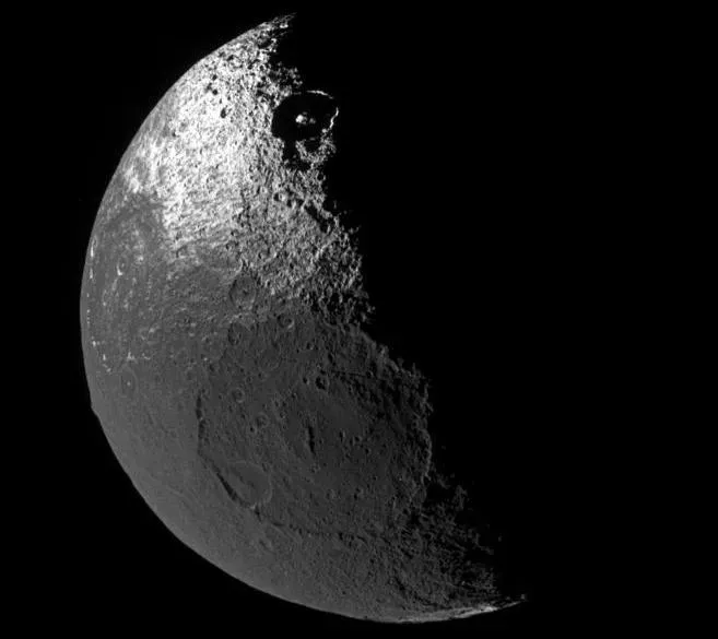 Iapetus's Equatorial Ridge (Image Credits: Wikimedia)