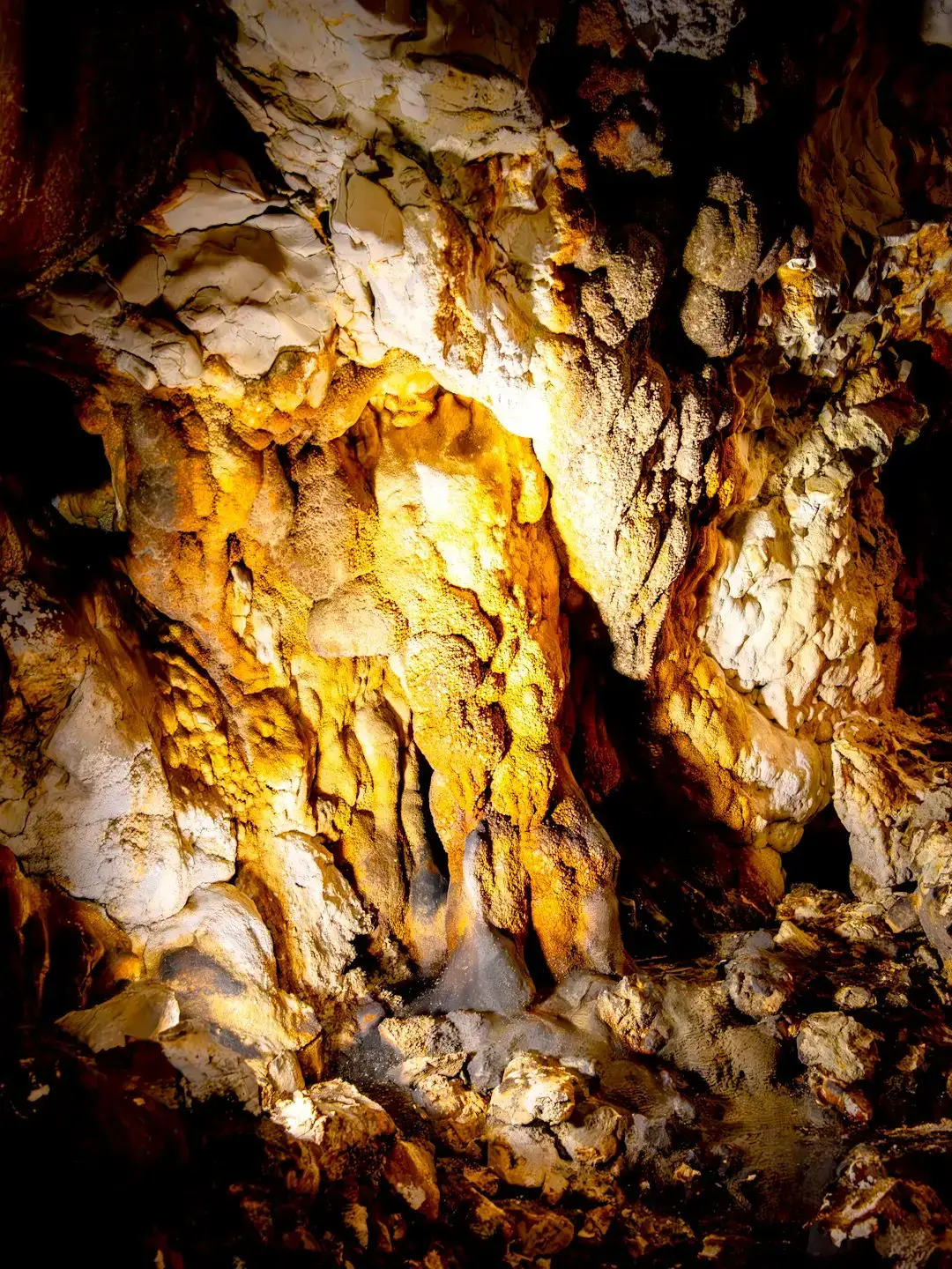 Pitch-Black Caves and Sulfur Springs: Life Without Sun or Fresh Air (Image Credits: Unsplash)