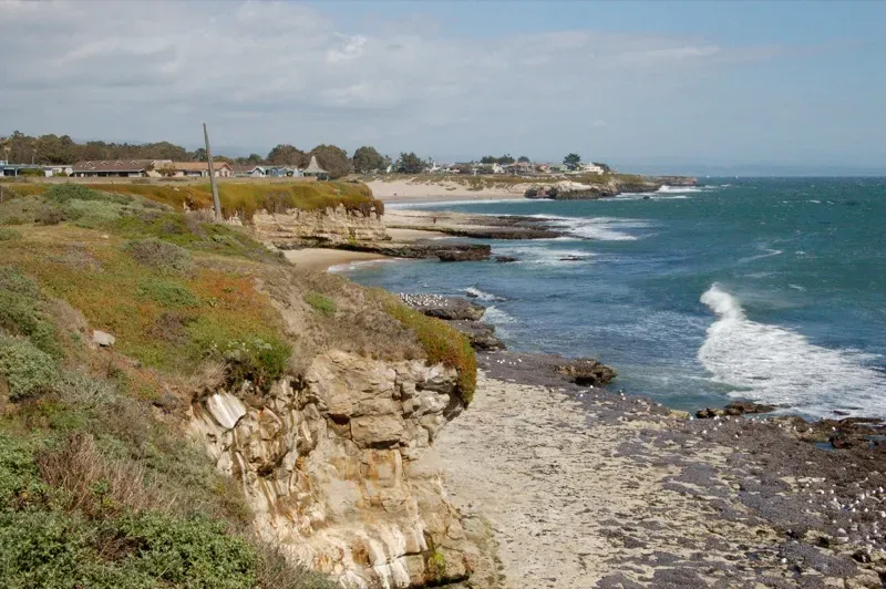 Ocean-Coastlines Worldwide Where Microseisms Never Stop (Santa Cruz Coastline, CC BY-SA 2.0)