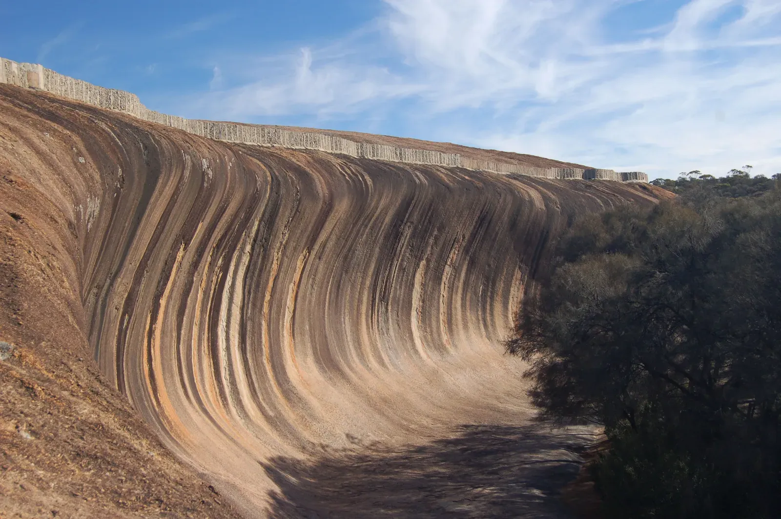 Wave Rock: Frozen Tsunami in the Outback (Image Credits: Wikimedia)