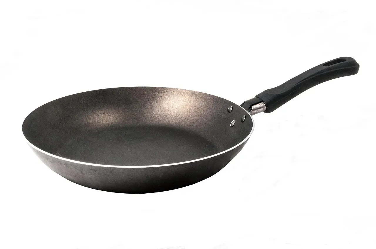6. Teflon-Coated Pans: Slippery Surfaces With Extreme Stability (Image Credits: Pixabay)
