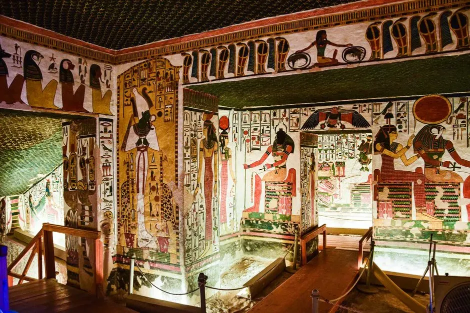 1. Hidden Side Chambers Behind “Finished” Burial Rooms (Image Credits: Pexels)