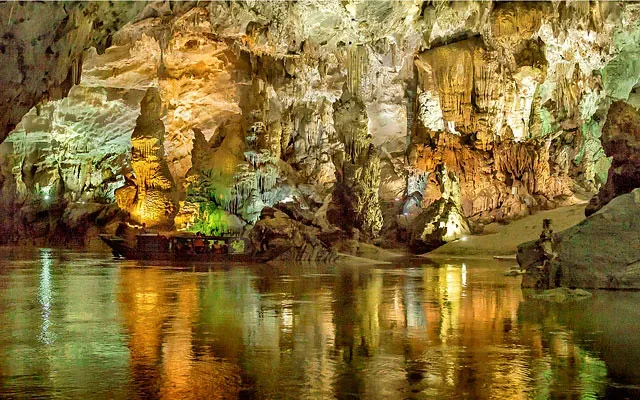 1. Sơn Đoòng Cave, Vietnam – A Vault Big Enough for Skyscrapers (vtoanstar, Flickr, CC BY-SA 2.0)