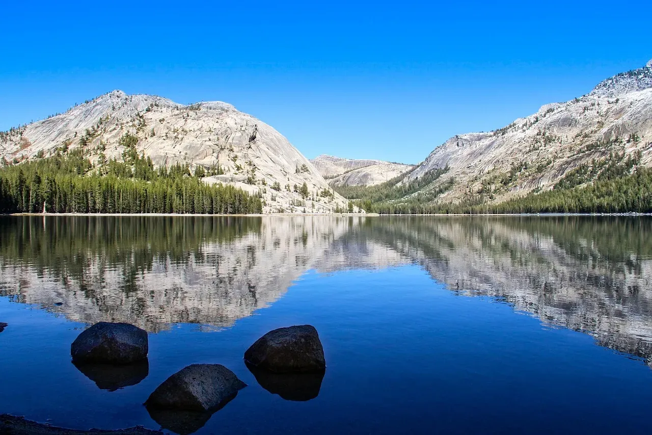 Tenaya Lake, California – A High Country Jewel in Yosemite (Image Credits: Pixabay)