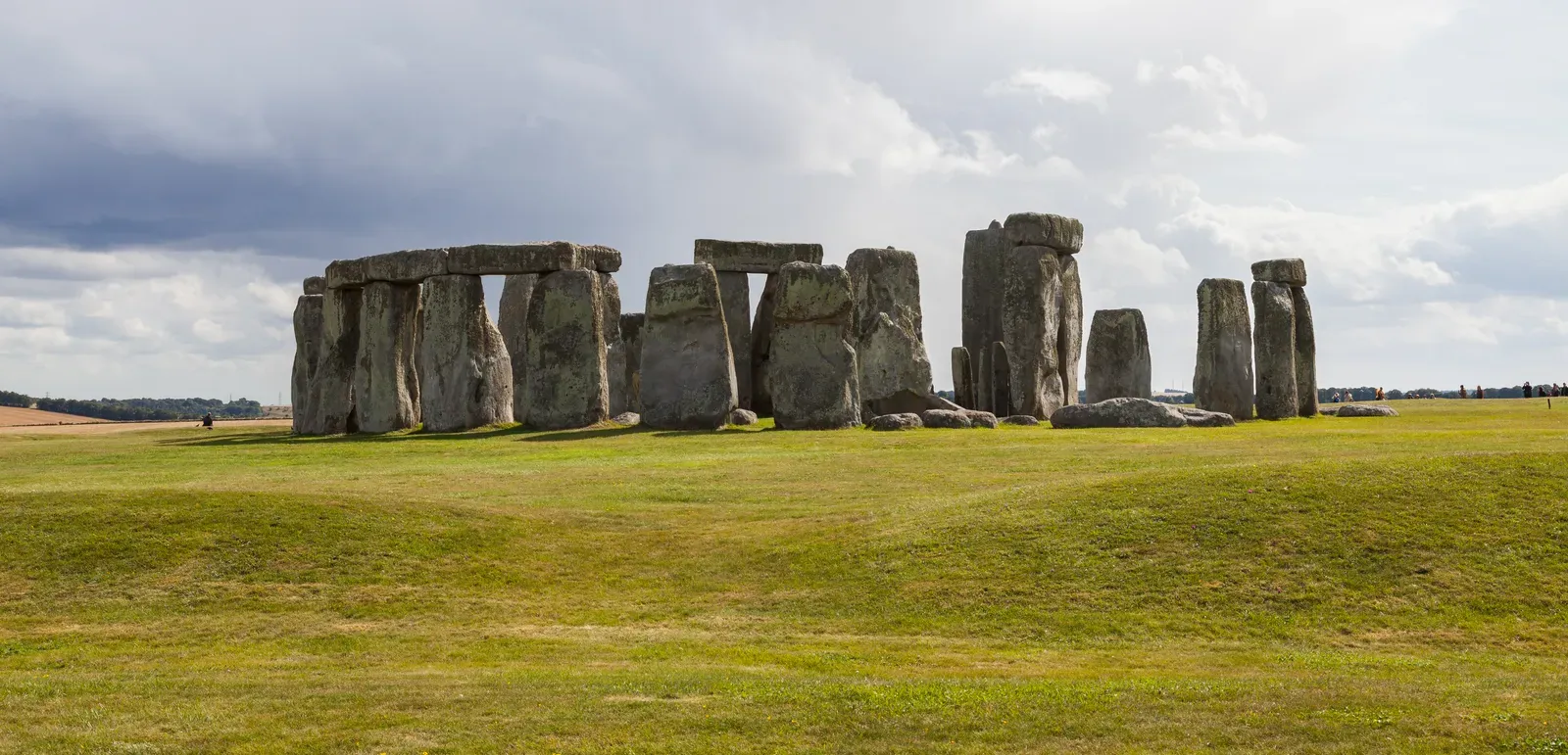 2. Stonehenge: Impossible-Looking Mortise-and-Tenon in Multi-Ton Stones (By Diego Delso, CC BY-SA 4.0)