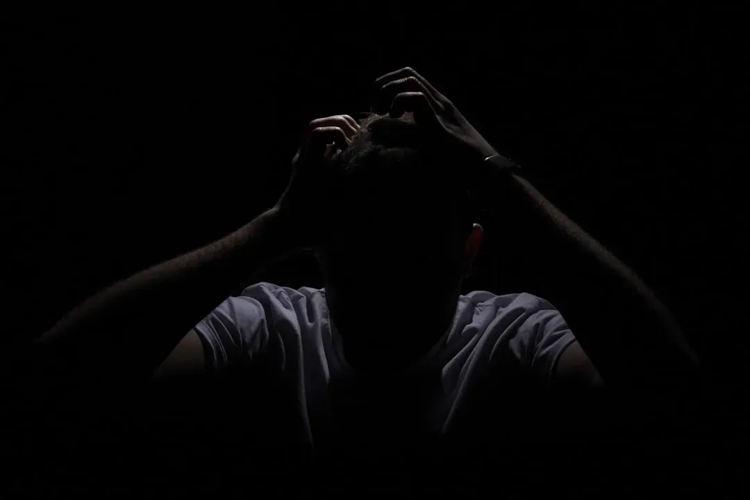 Hypervigilance vs. Collapse: Two Very Different Trauma Patterns in the Dark (Image Credits: Unsplash)
