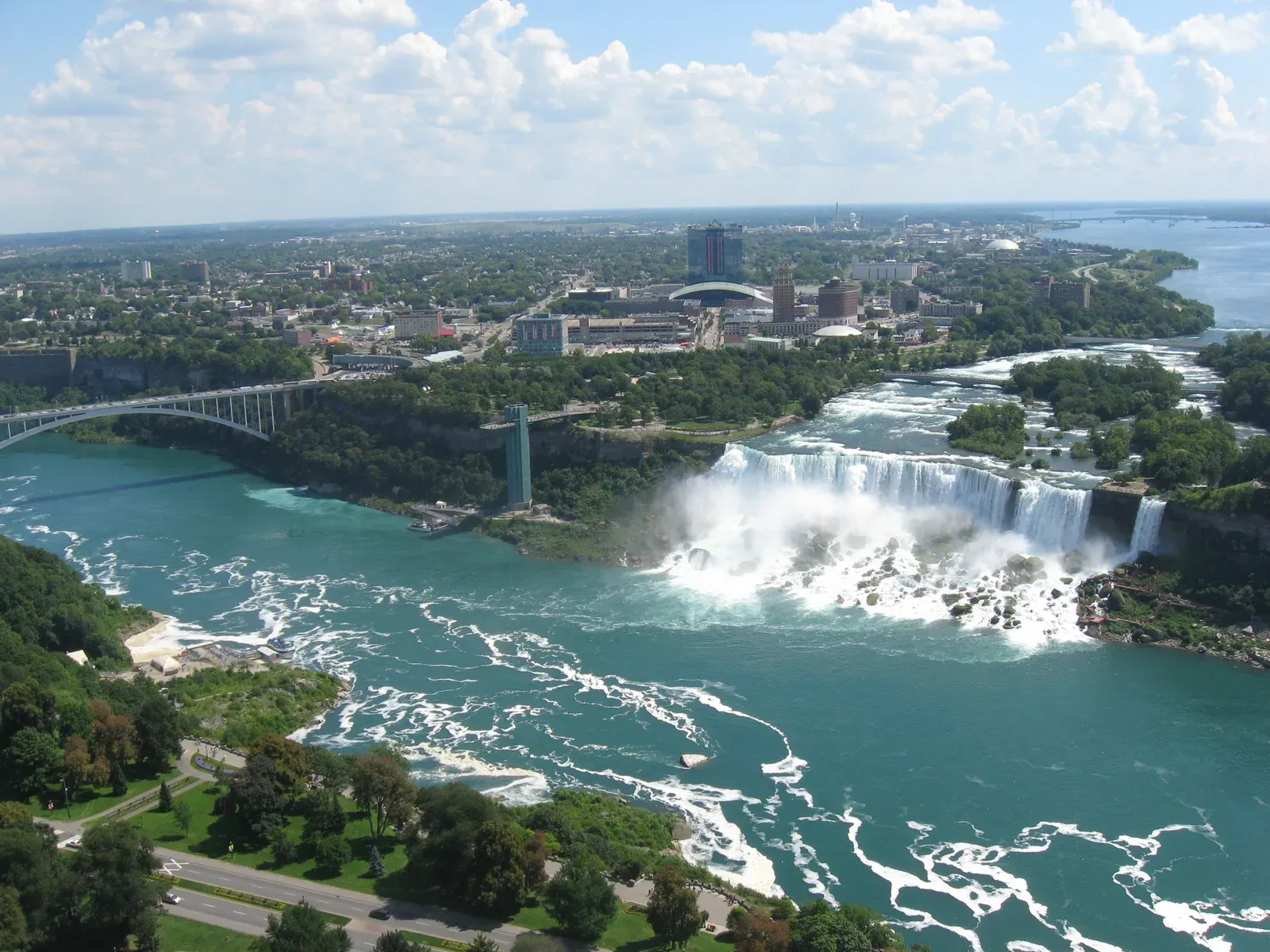 Niagara Falls: The Thundering Beauty At The Border (Image Credits: Wikimedia)