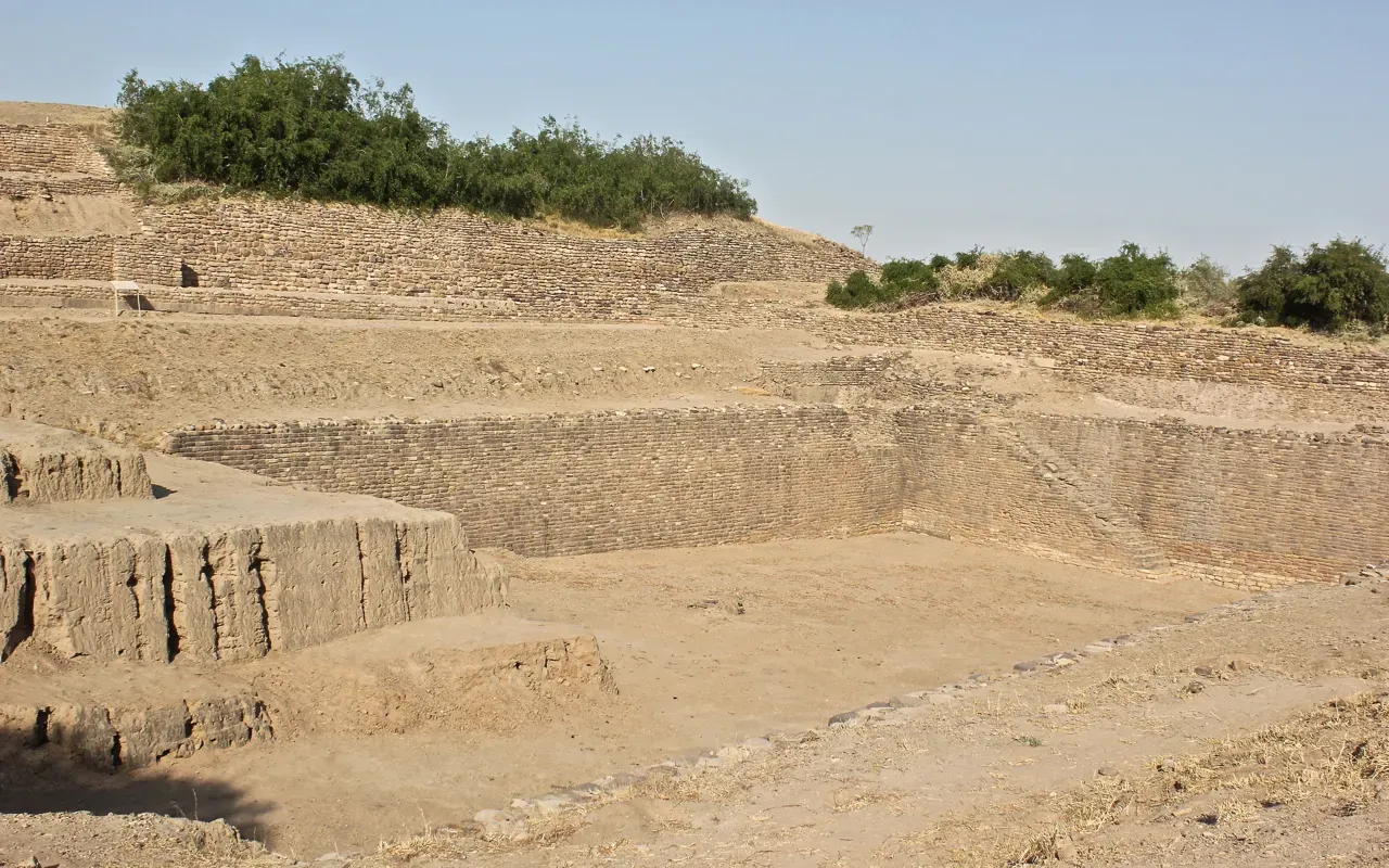 #2 – Dholavira: The Desert City That Solved Water Scarcity 4,500 Years Ago (Step-well, CC BY 2.0)