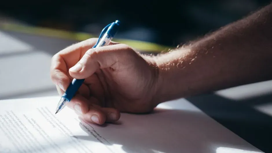 #1 - Why 90% of Us Are Right-Handed (And Nobody Knows Why) (Image Credits: Pexels)