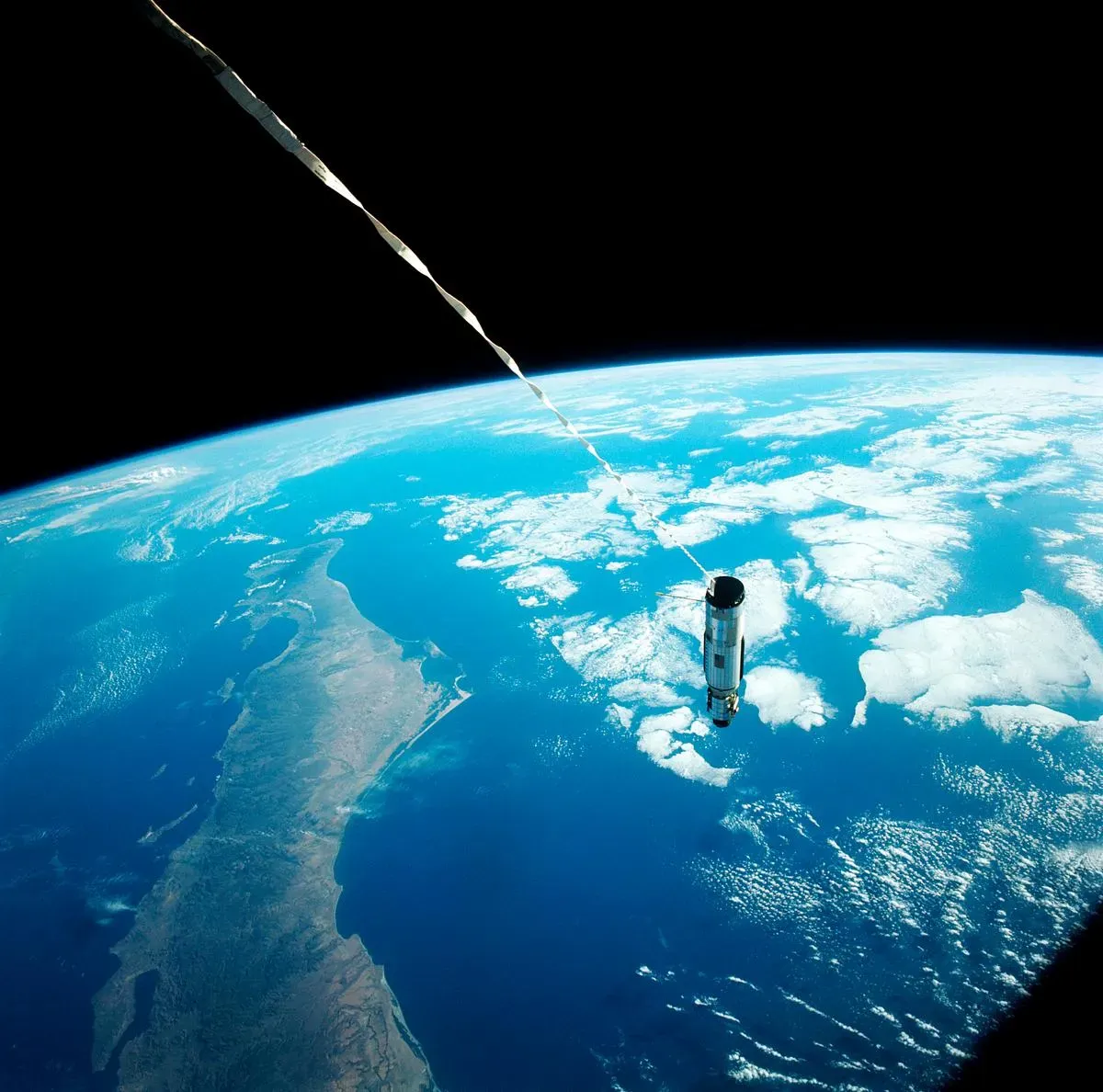 From Vacuum Tubes to Pocket Supercomputers: The Digital and Internet Revolutions (Image Credits: Rawpixel)