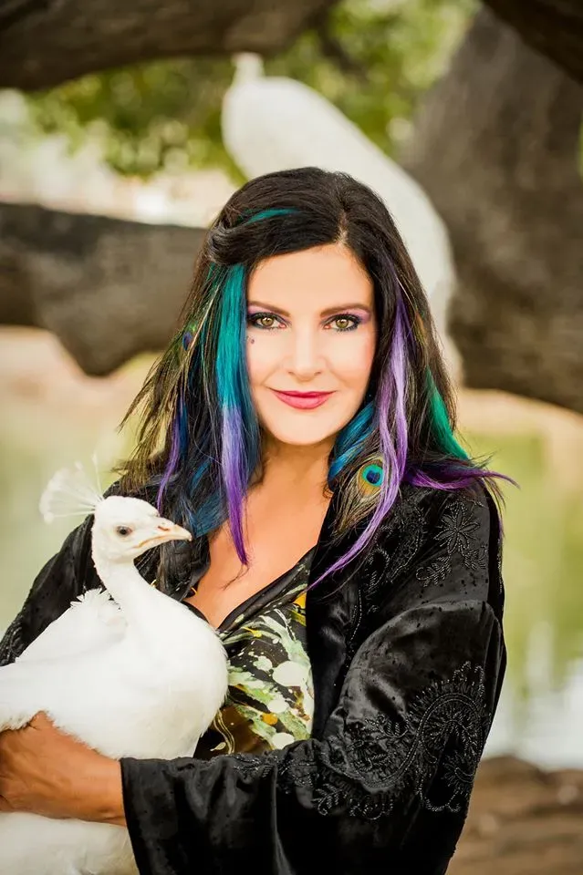 8. Concetta Antico: The Artist Who Sees 100 Times More Colors Than You (Image Credits: Wikimedia)