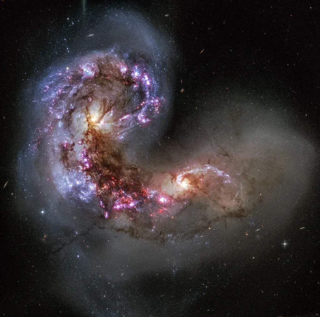 The tidal tails and famous wrecks in the sky (Kevin M. Gill, Flickr, CC BY 2.0)
