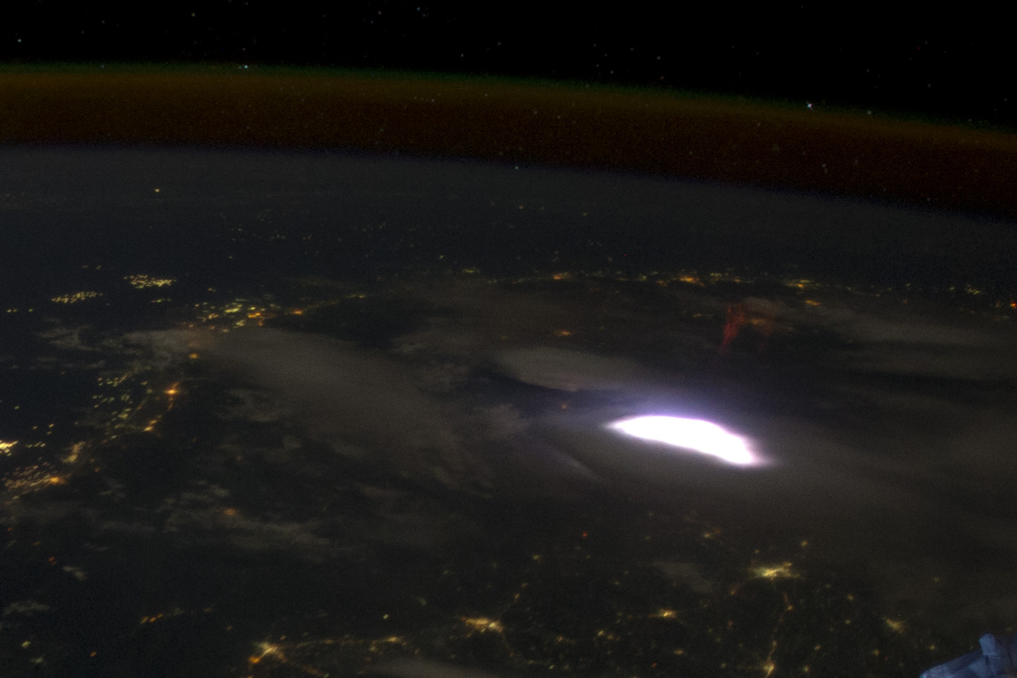 Sprites, ELVES, and Blue Jets: Lightning’s High-Flying Cousins (Image Credits: Wikimedia)
