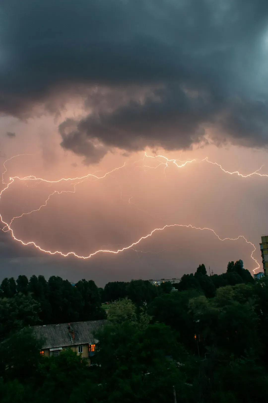 Why Air Normally Resists Lightning (And What Makes It Give Up) (Image Credits: Unsplash)