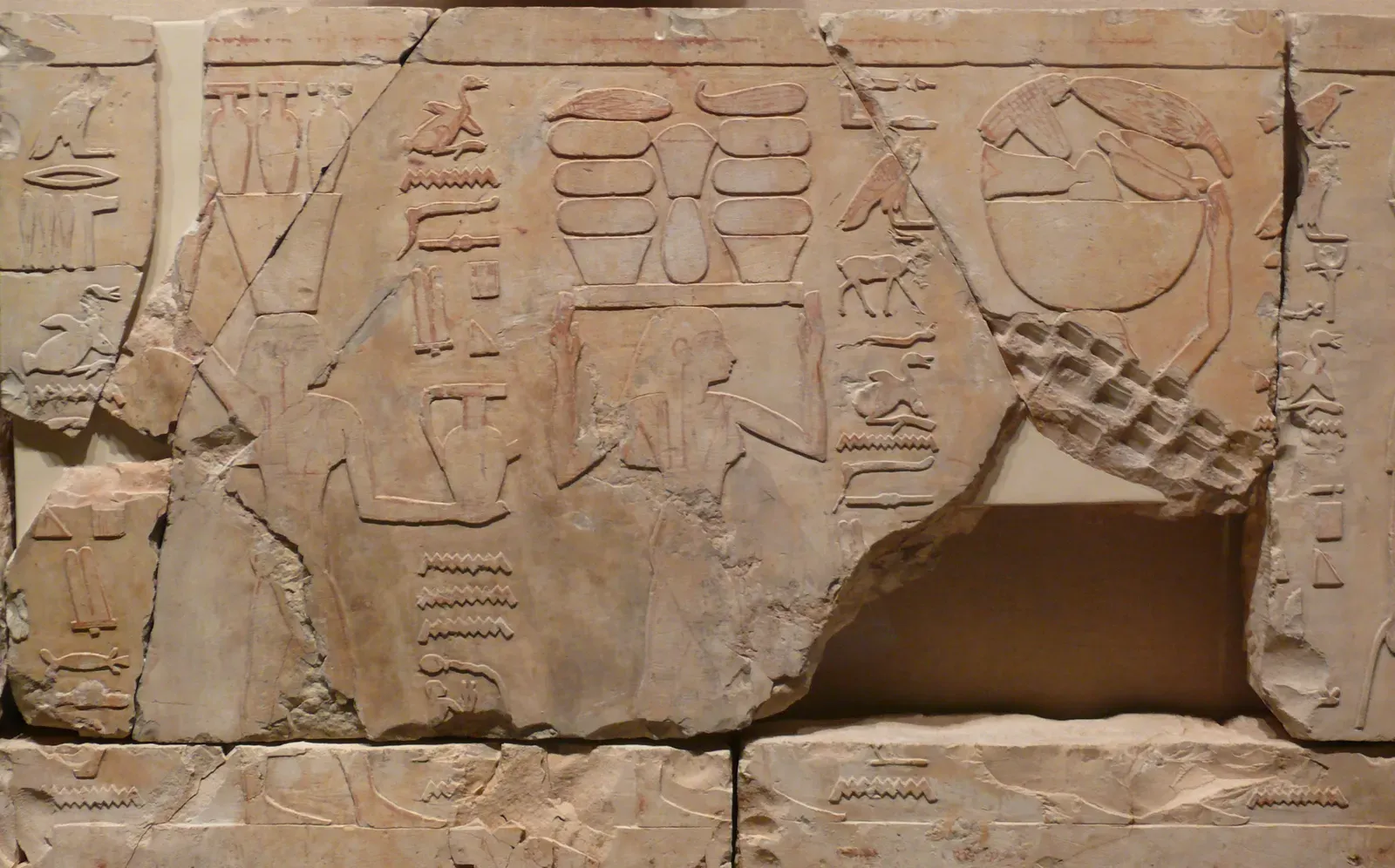 The Lost Tombs: Who Is Still Waiting Beneath the Sand? (Image Credits: Wikimedia)