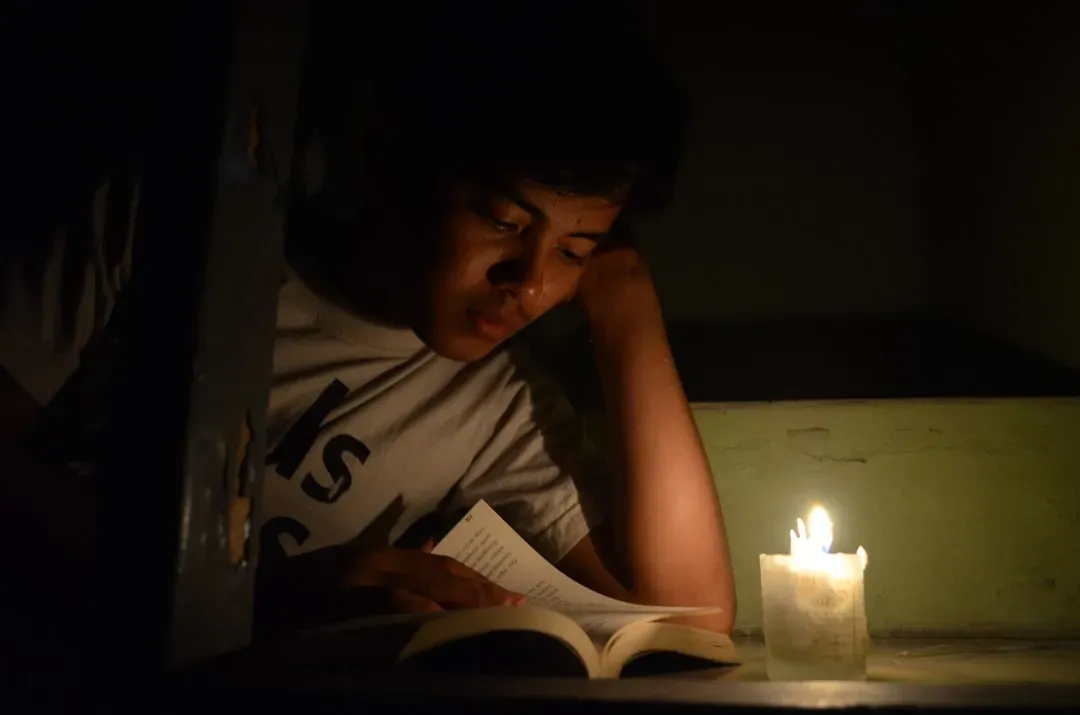 Reading in Dim Light Ruins Your Eyesight (Image Credits: Unsplash)