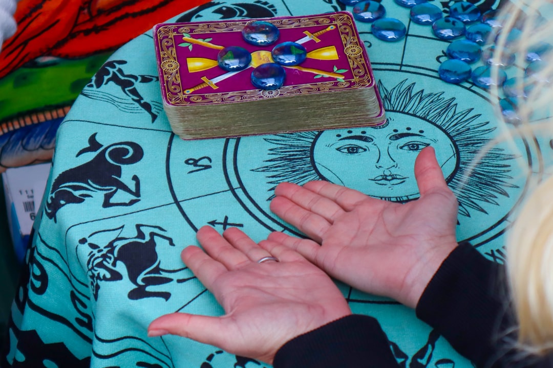 The Barnum Effect: How Astrology Tricks Your Brain (Image Credits: Unsplash)