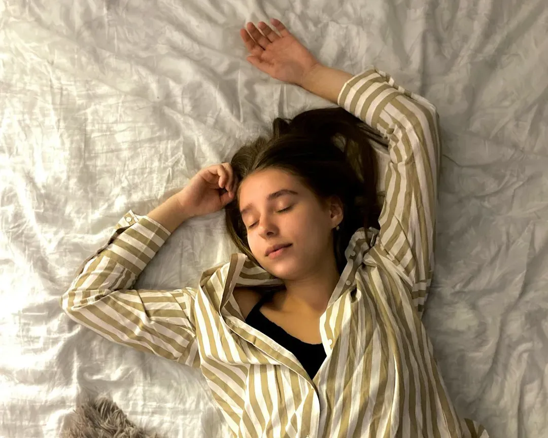 Short Naps Can Help You, but Long Ones Can Backfire (Image Credits: Unsplash)