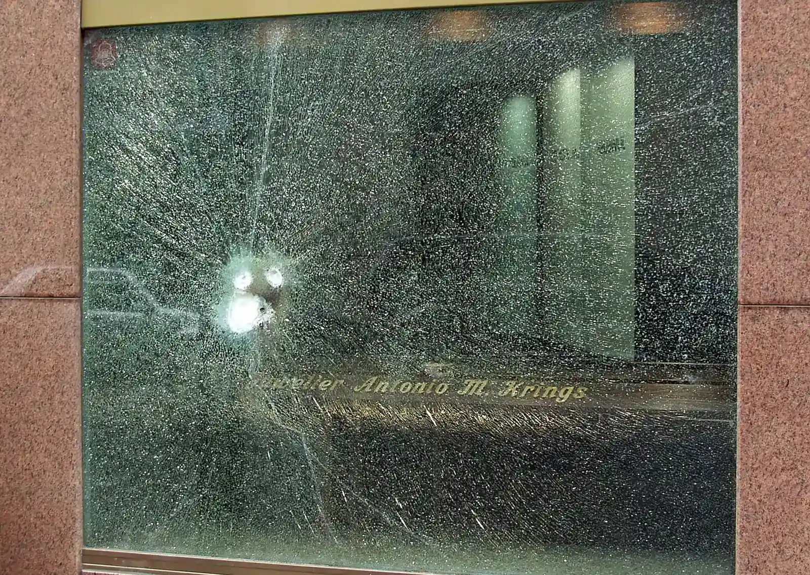 7. Safety Glass: A Shattered Flask That Didn’t Shatter (Image Credits: Wikimedia)