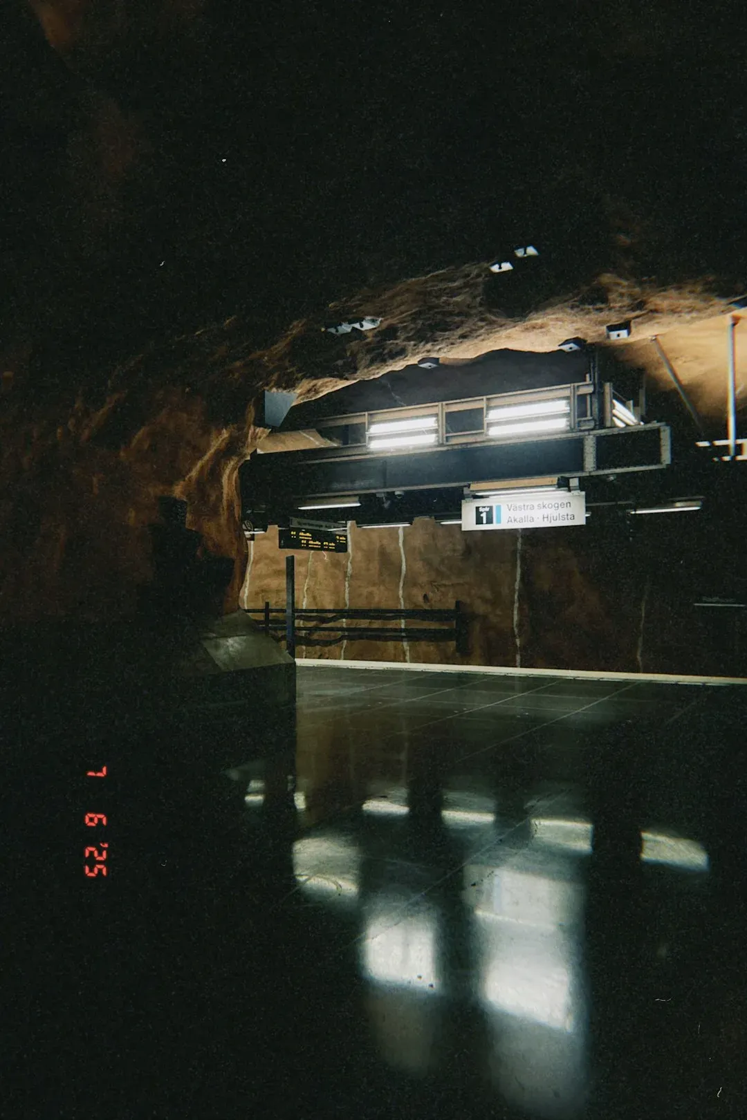 Boiling Mines and Deep Rock Fractures: Life in the Planet’s Cracks (Image Credits: Unsplash)