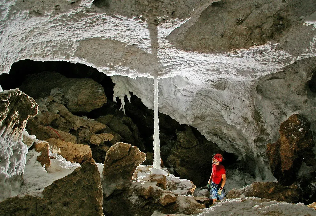 6. Lechuguilla Cave, USA – Crystal‑Lined Mazes in the Desert (Image Credits: Flickr)