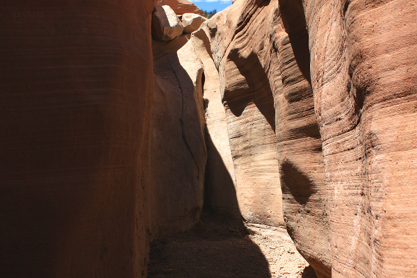 Bull Valley Gorge: A Slot Canyon with a Haunting Story (Image Credits: Wikimedia)