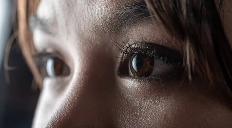 Micro-Cues You Notice Without Realizing It (Image Credits: Pexels)
