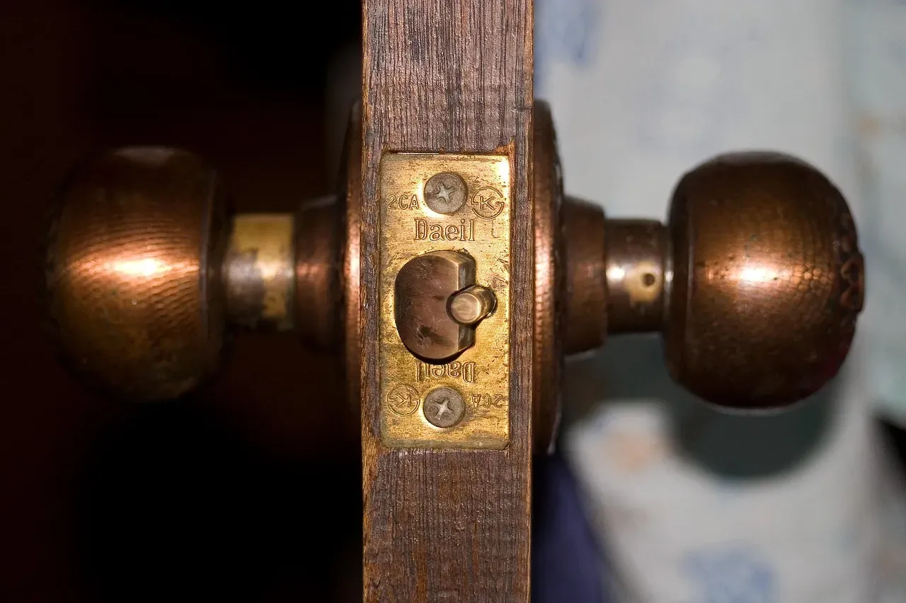 Brass Doorknobs Actually Fight Bacteria (Image Credits: Pixabay)