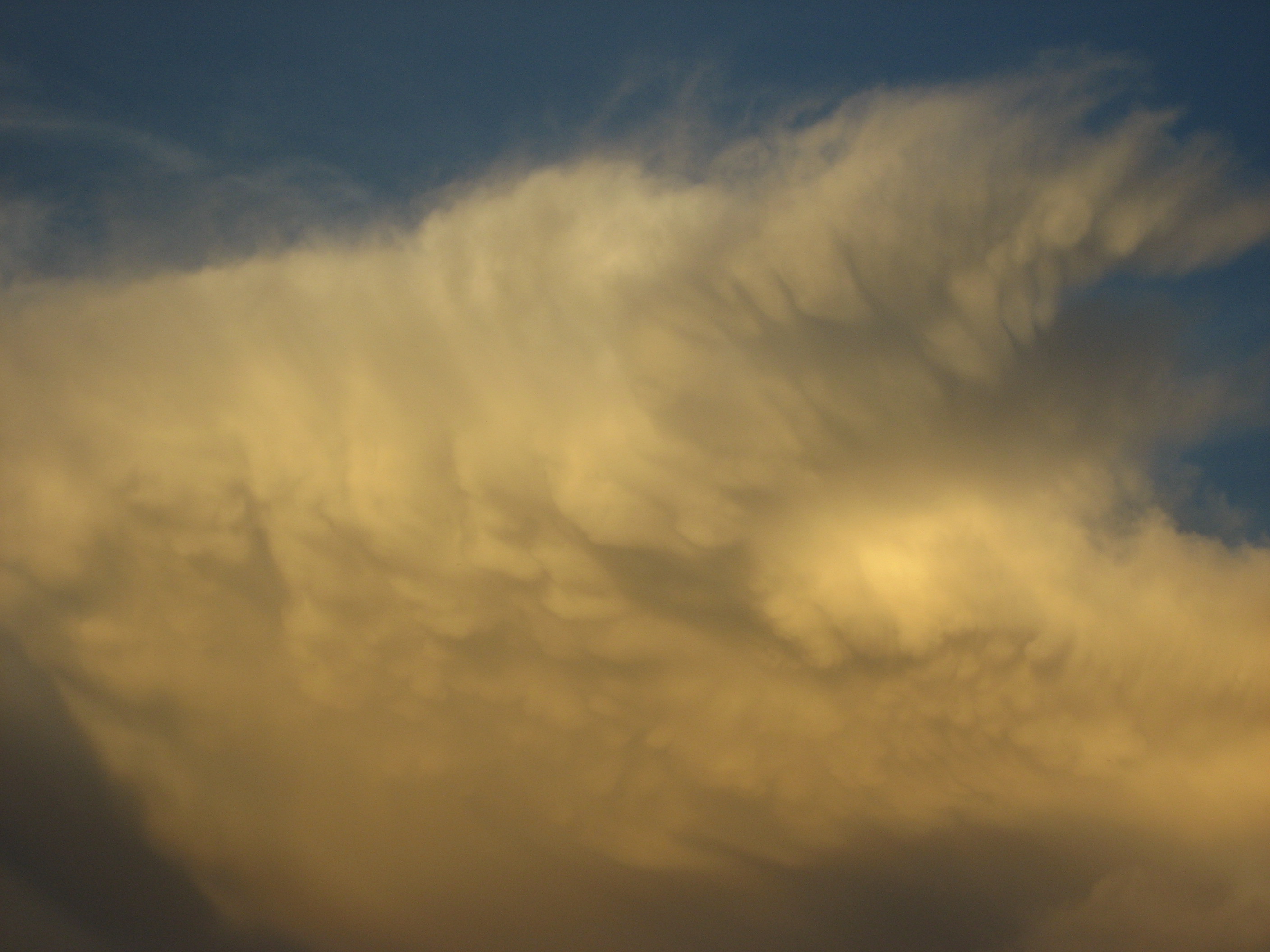 Mammatus-Producing Supercells: Upside-Down Storm Clouds (Image Credits: Wikimedia)