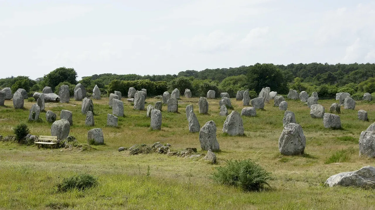 Carnac Stones, France – Thousands of Standing Stones, Still No Clear Answer (Image Credits: Pixabay)