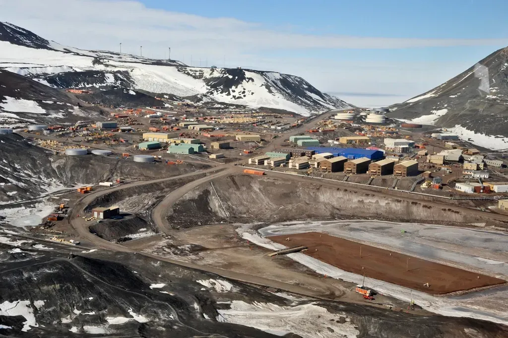 #2 Antarctic Research Stations: Towns That Vanish Each Winter (Or Summer) (Image Credits: Rawpixel)