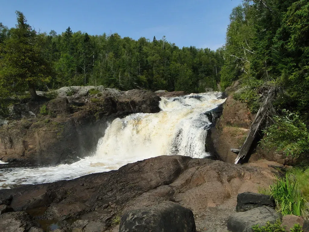 Devil's Kettle Falls: Where Half a River Disappears (Image Credits: Flickr)