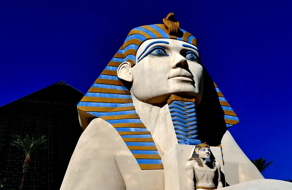 #9 "Pharaonic" Stone Statues That Appear on the Market in Pairs (Image Credits: Flickr)