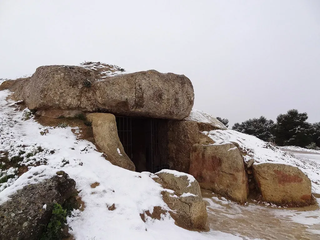 #9 - The Menga Dolmen's Load-Bearing Trick (Encarni Mármol, Flickr, CC BY-SA 2.0)