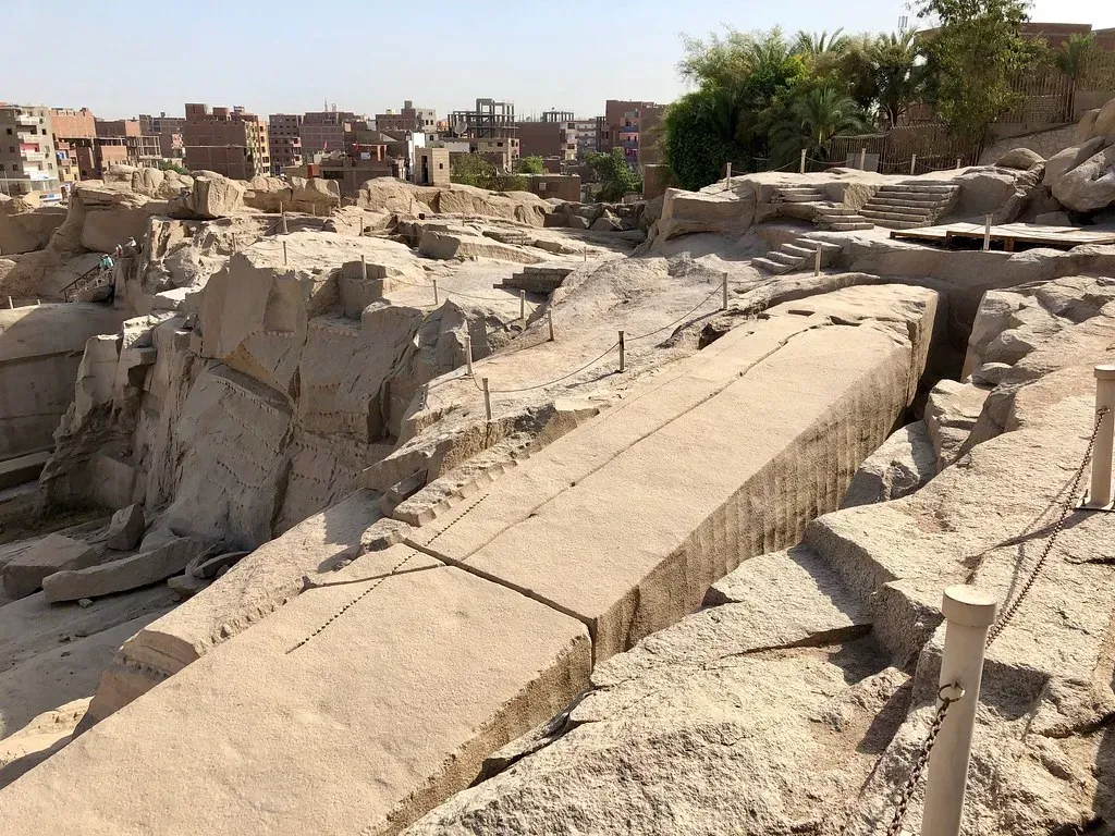 The Unfinished Obelisk at Aswan: A Thousand‑Ton Puzzle Left on the Factory Floor (Image Credits: Flickr)