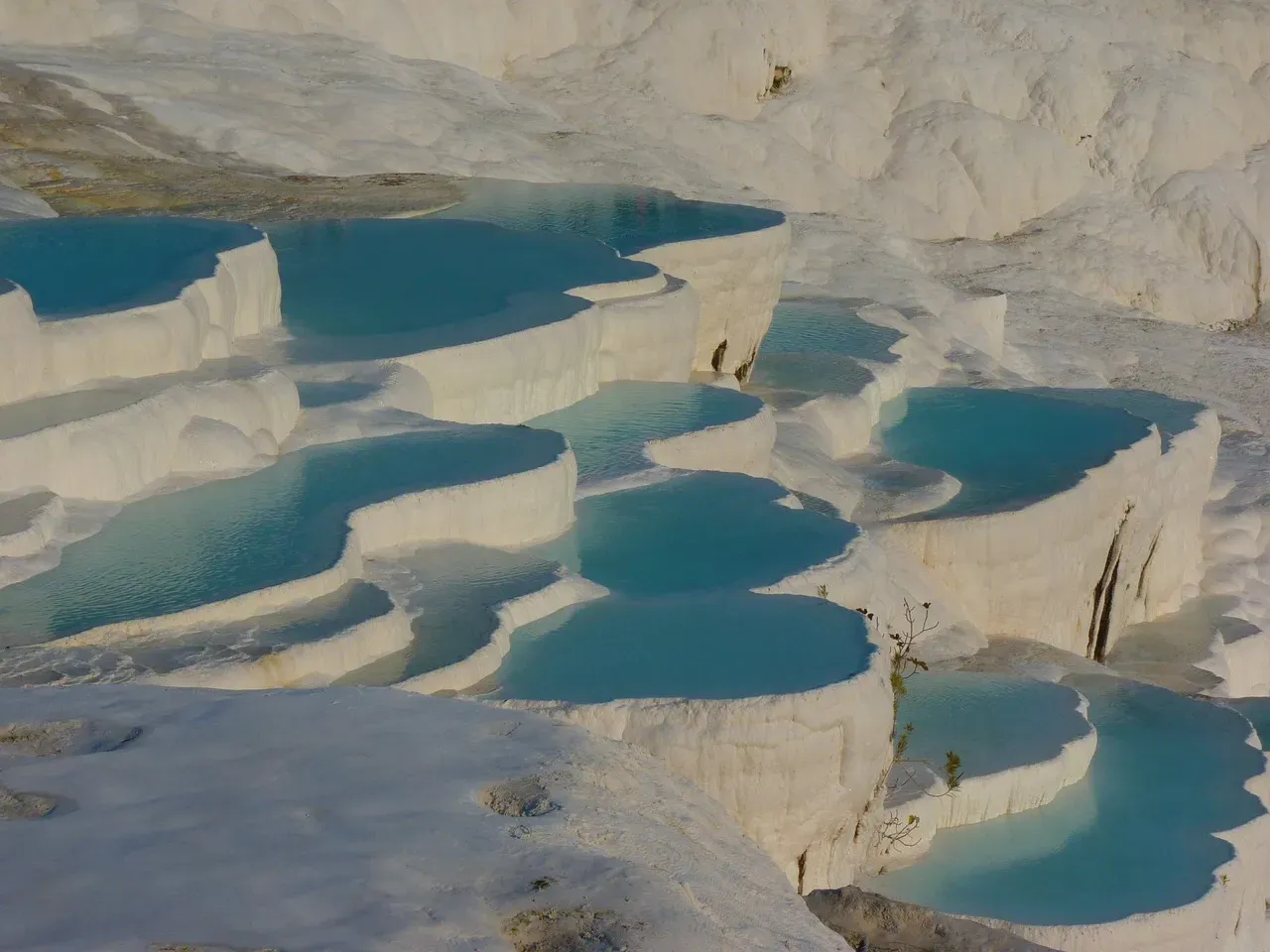 5. Pamukkale, Türkiye – Cascading Terraces of White and Blue (Image Credits: Pixabay)