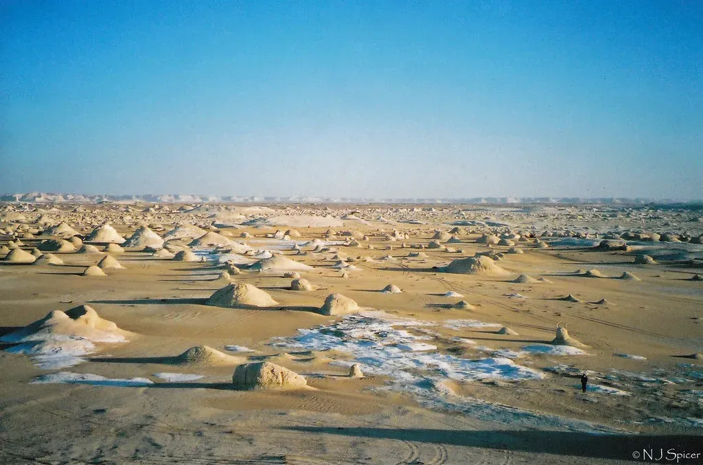 White Desert: Egypt's Surreal Sculpture Garden (Image Credits: Flickr)