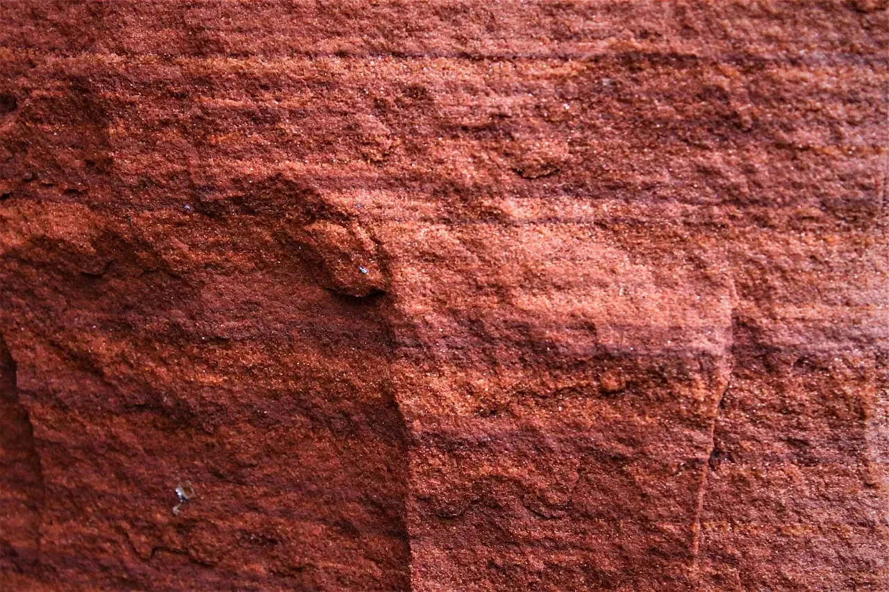 Why Some Layers Rust Red While Others Stay Pale (Image Credits: Pixabay)