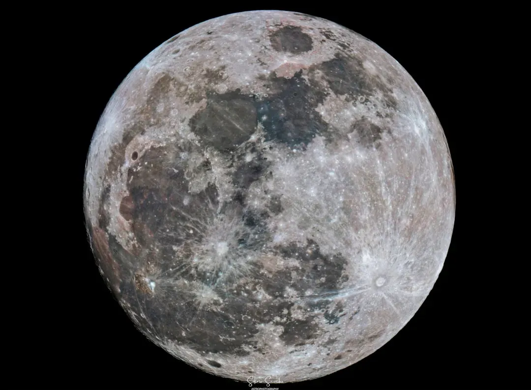 The Moon's Composition Is Suspiciously Similar to Earth's (Image Credits: Unsplash)