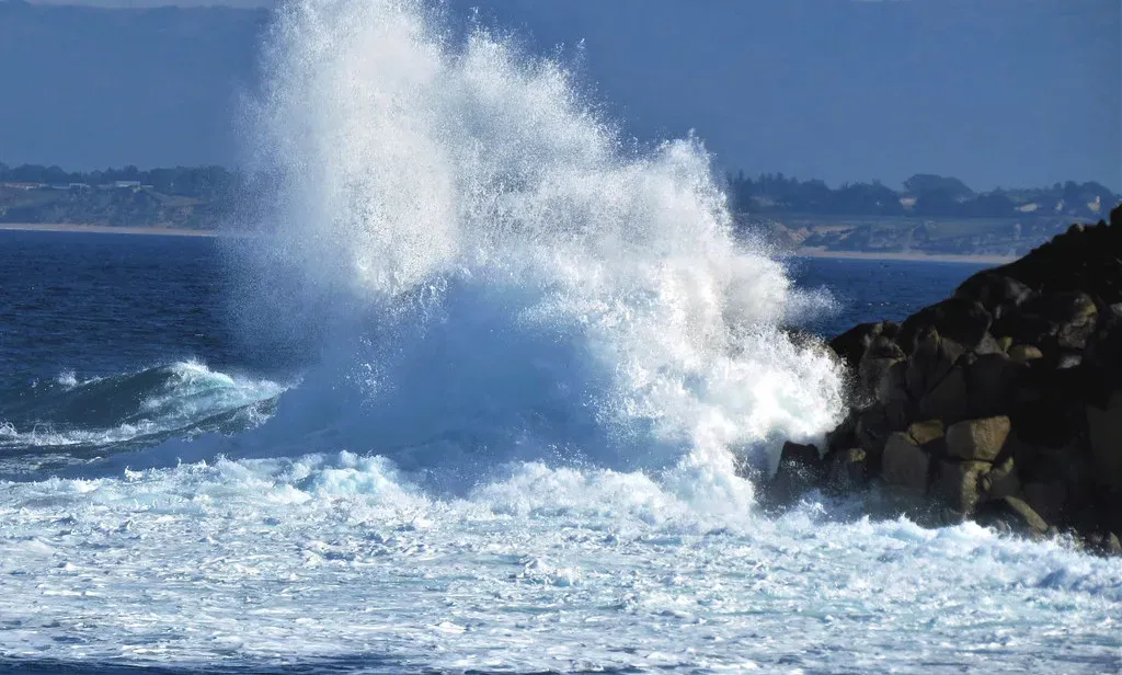 6. Rogue Waves: Monster Walls of Water From Calm Seas (Image Credits: Flickr)