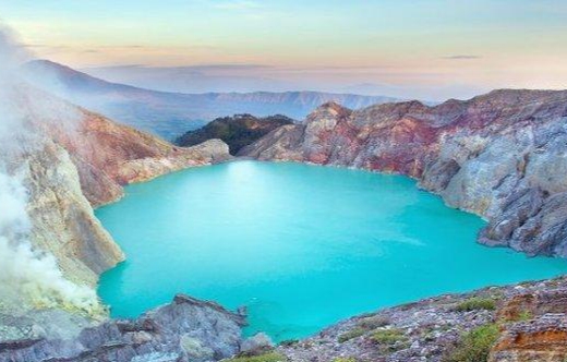 The Extreme Conditions at Kawah Ijen (Image Credits: Wikimedia)