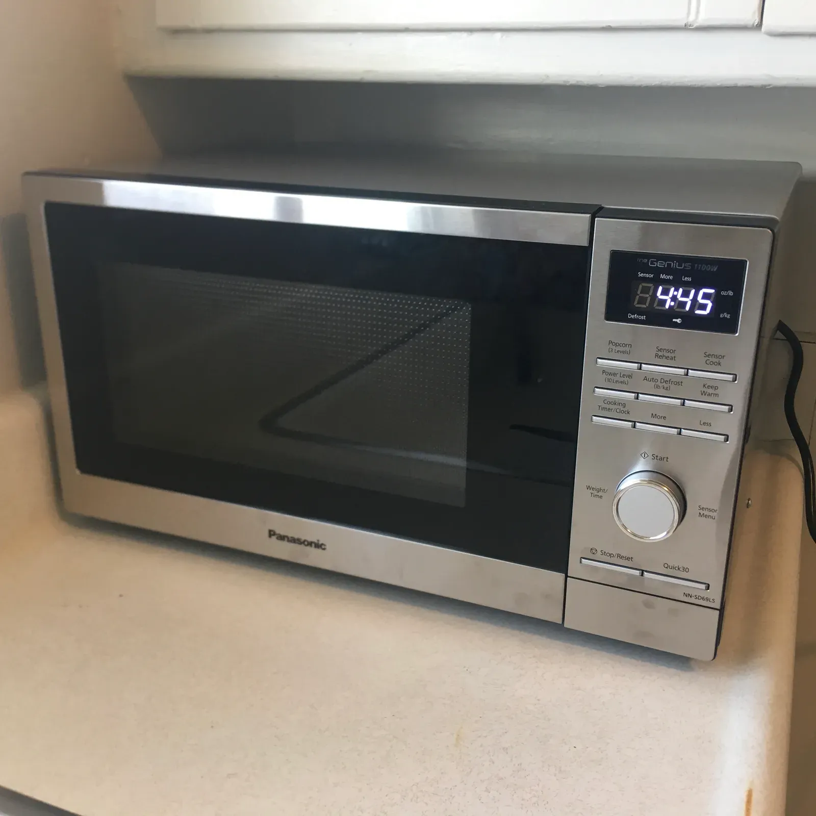 1. The Microwave Oven That Started With a Melted Candy Bar (By Mrbeastmodeallday, CC BY-SA 4.0)