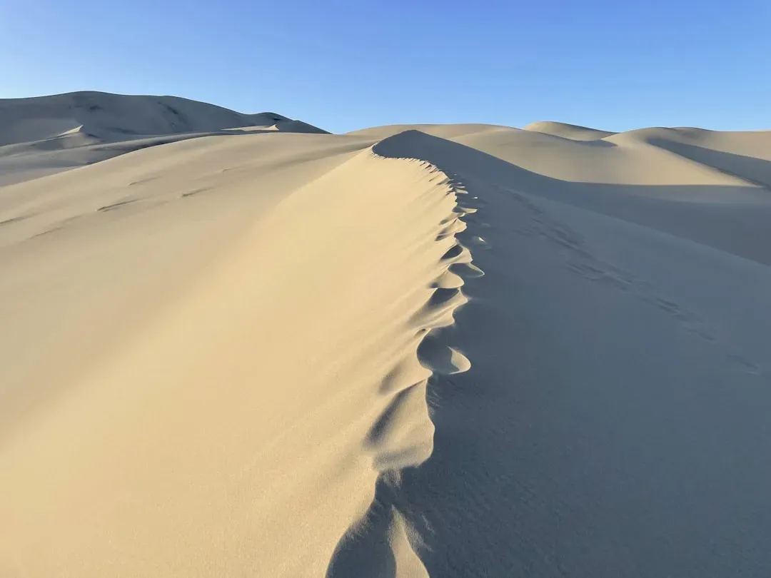 8. The Booming and Singing Sands – Beaches and Dunes That Roar Like Hidden Drums (Image Credits: Unsplash)
