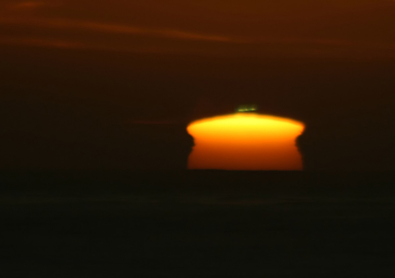 The Green Flash: A Split-Second Emerald at the Horizon (Image Credits: Wikimedia)