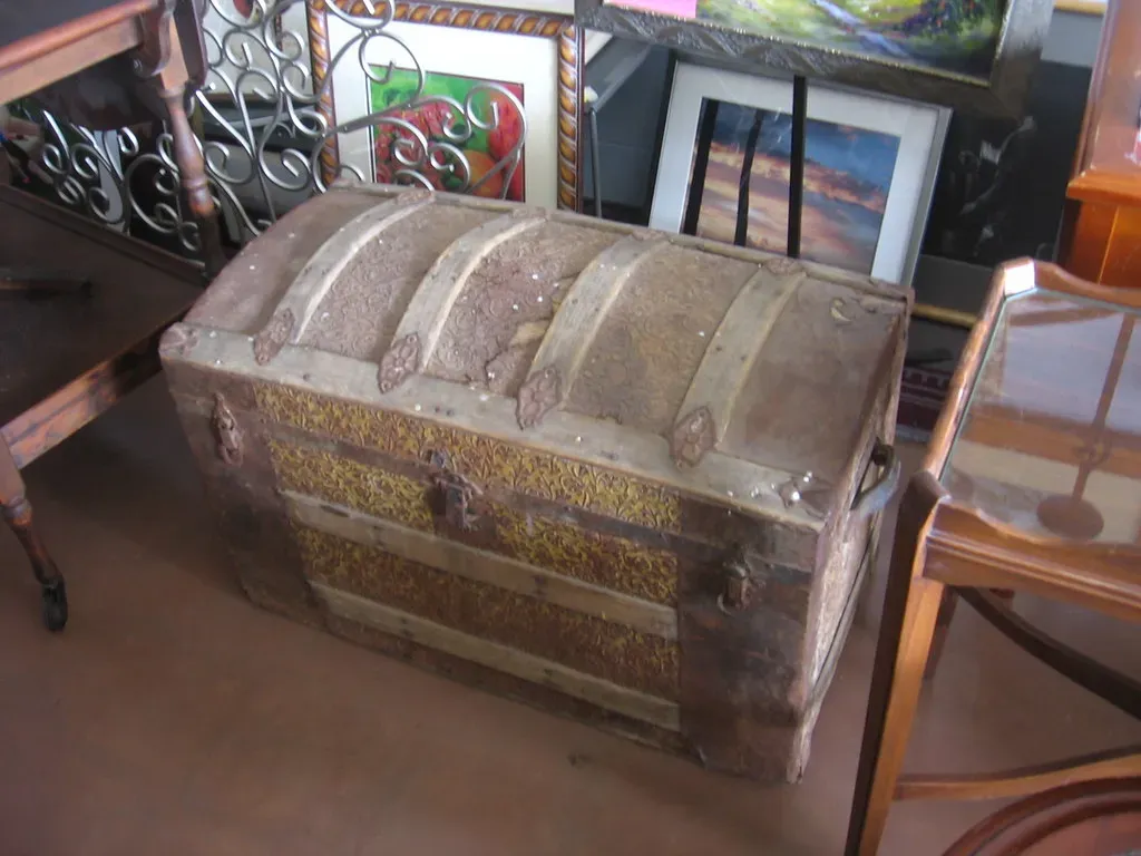 #9 - The "Titanic-Era" Trunk With a Suspicious Story (TheLivingRoominKenmore, Flickr, CC BY 2.0)