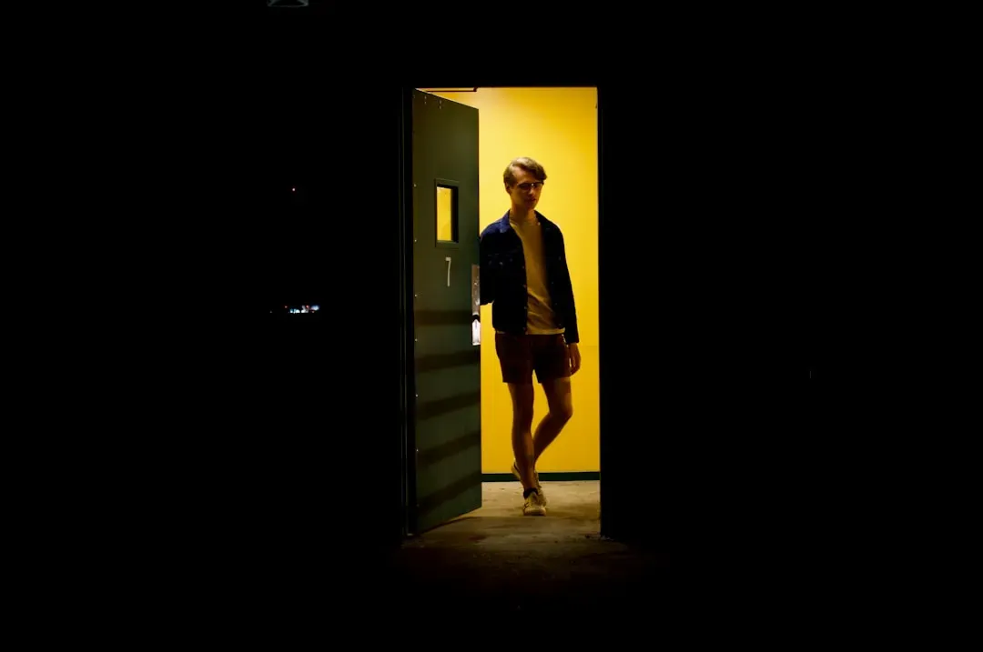 The doorway moment: glitch in the Matrix or ordinary brain feature? (Image Credits: Unsplash)