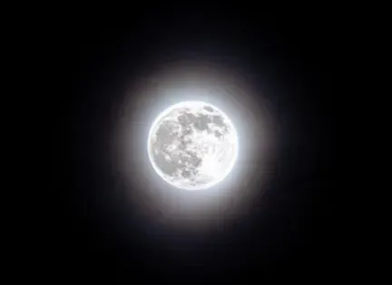 #2 - Ring Around The Moon, Rain Will Come Soon (Image Credits: Pexels)